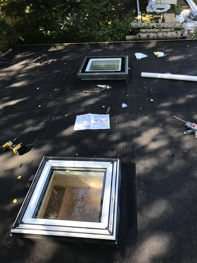 Installation af to tagvinduer på fladt tag med værktøj og monteringsvejledning – Tømrer