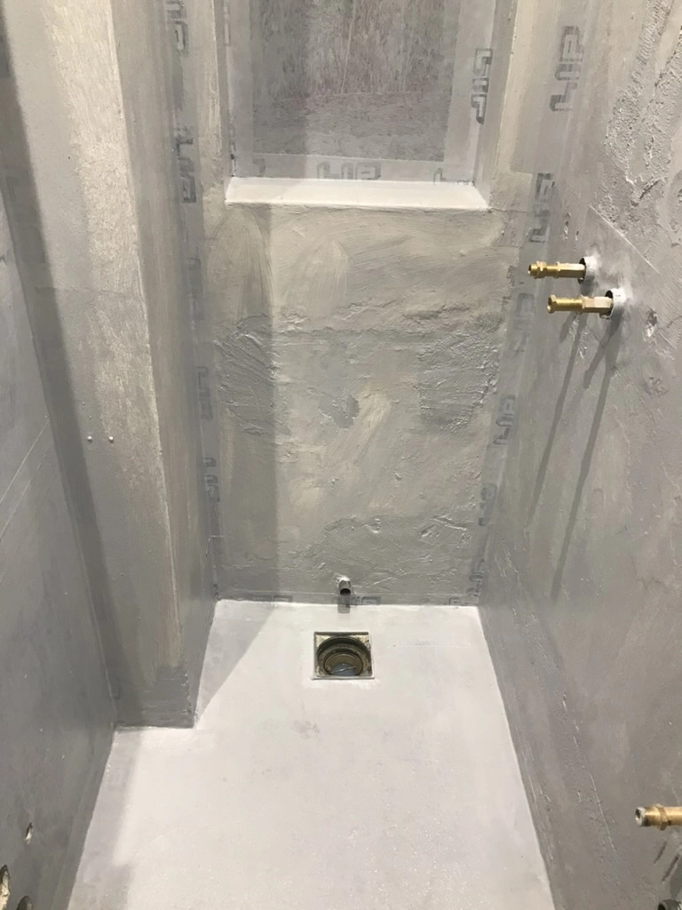 Renovering af badeværelse med påført vådrumsmembran, gulvafløb og vandtilslutninger