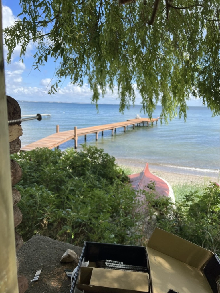 Træterrasse med havudsigt og opbevaringskasser i forgrunden