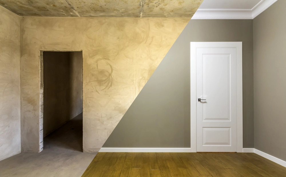 Før- og efterbillede af Totalrenovering hus med glatte vægge, nyt gulv og hvid dør
